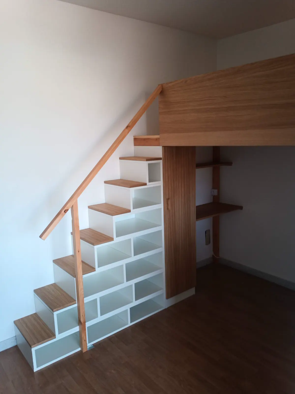 Escalier en bois avec rangements intégrés