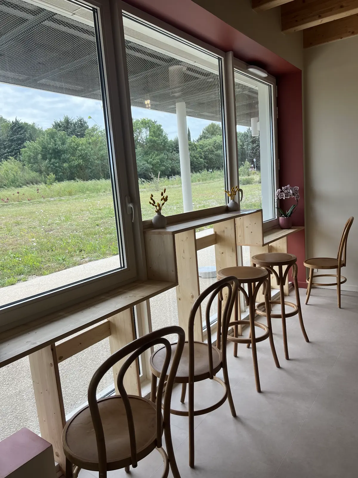 Espace de convivialité avec comptoir et assises en bois