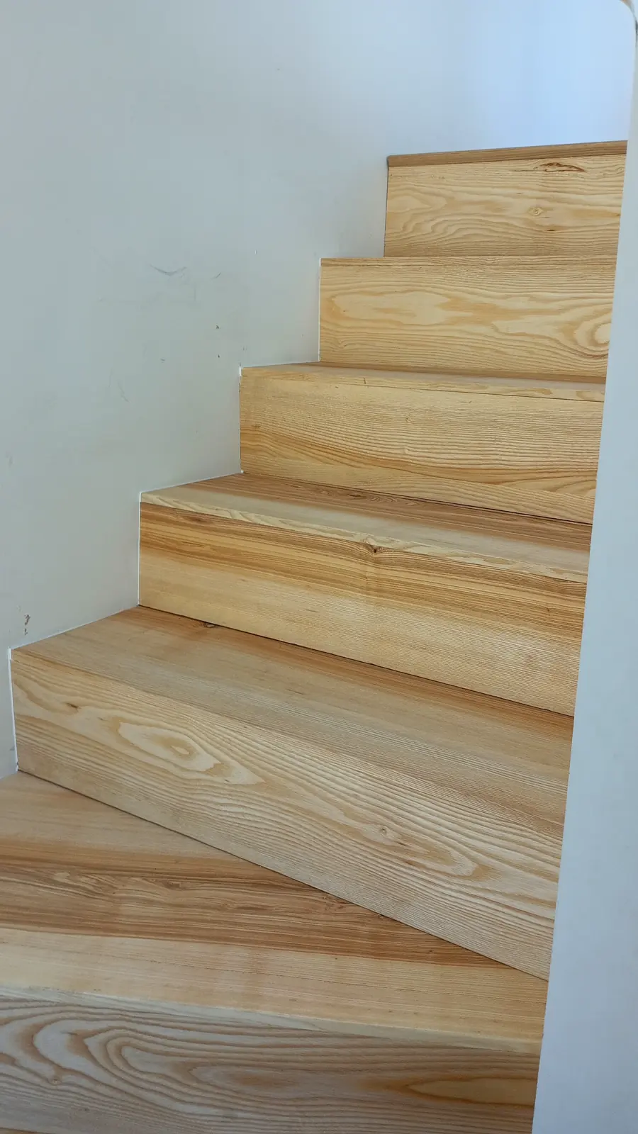 Escalier aux marches en bois massif