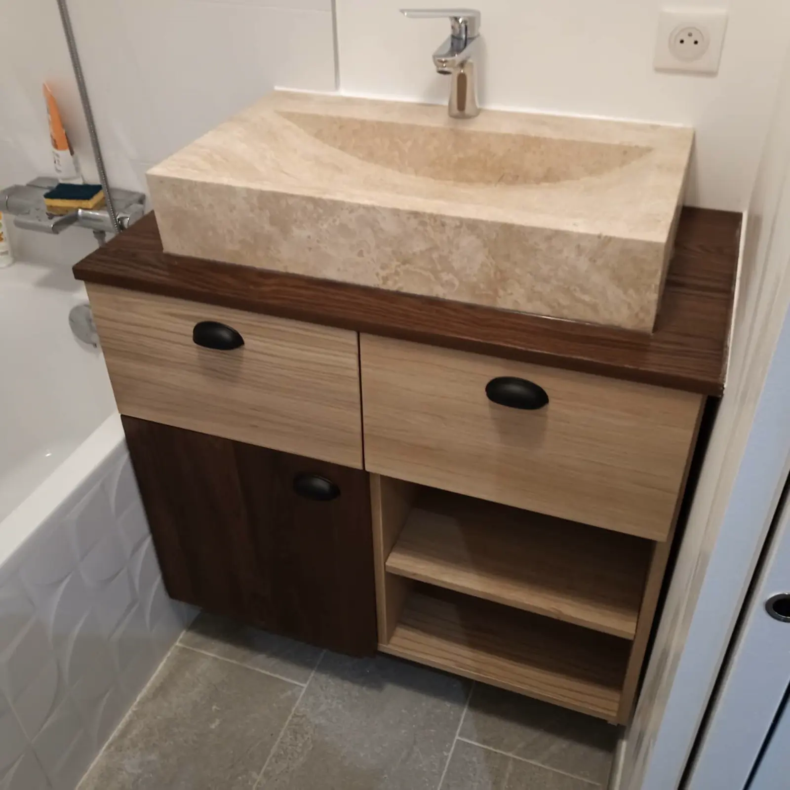 Meuble vasque en bois avec rangements intégrés