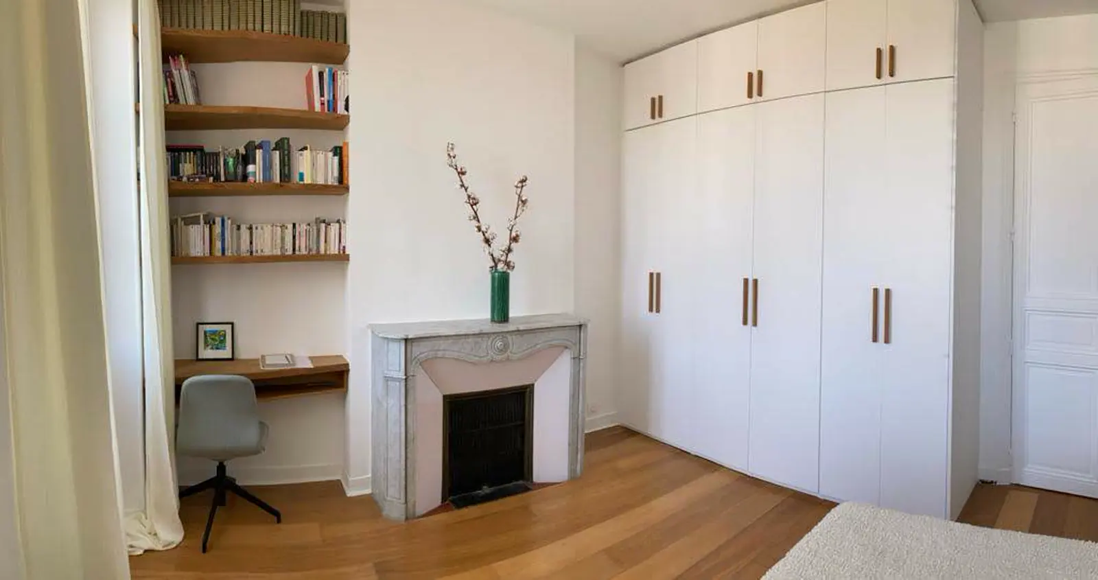 Placards et rangements intégrés dans une chambre lumineuse