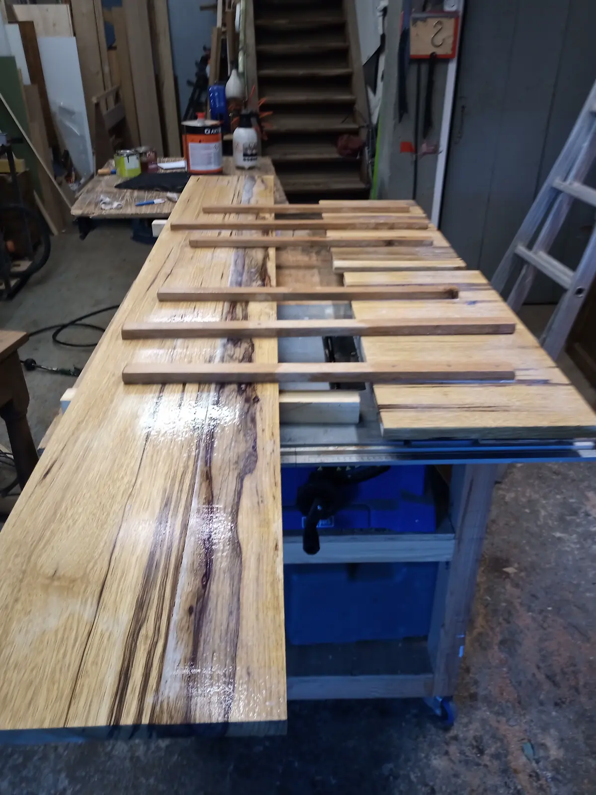 Table en bois en cours de fabrication dans l’atelier