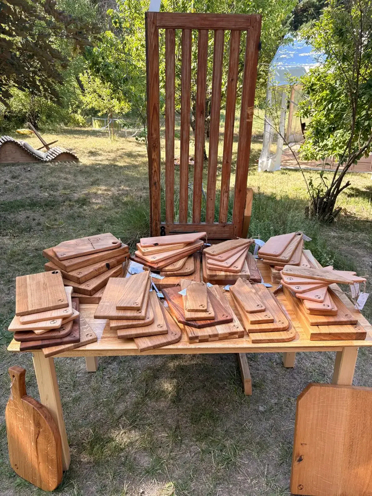 Pièces de bois découpées et préparées à l’atelier