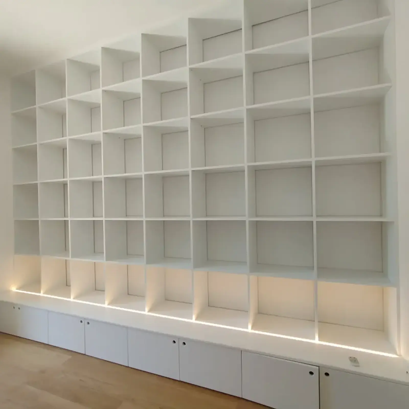 Bibliothèque blanche sur mesure dans un séjour