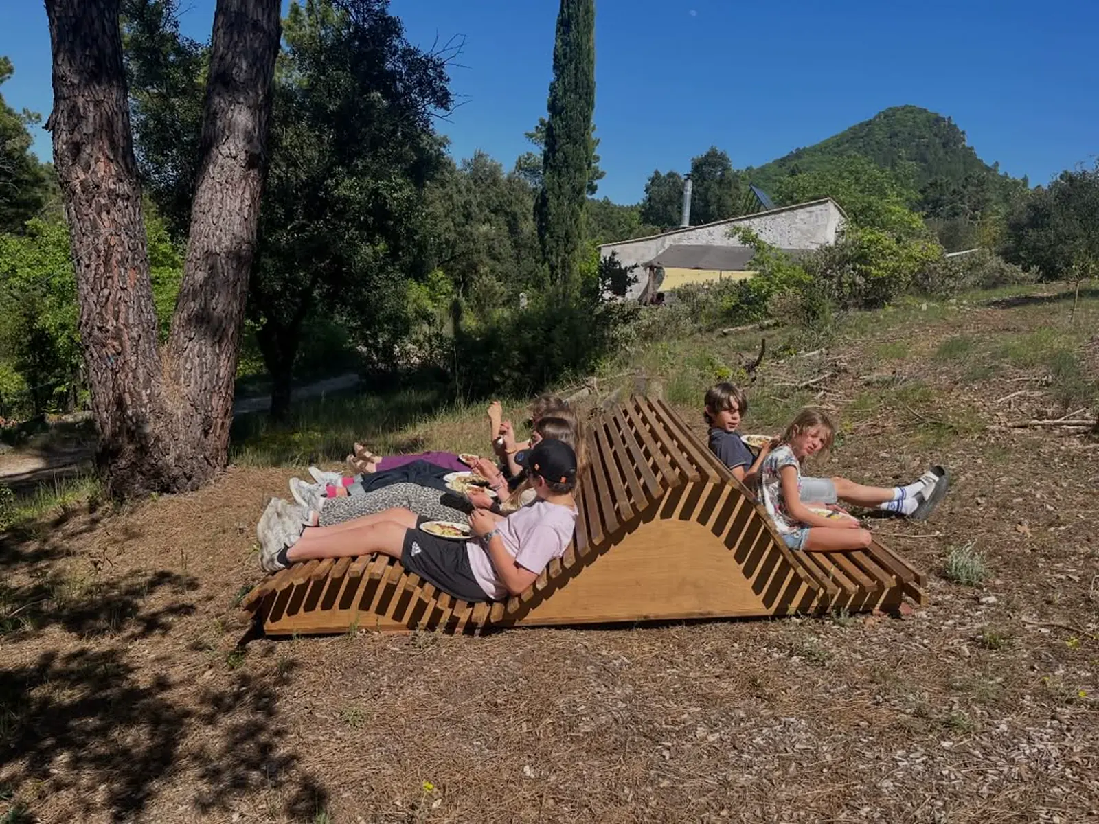Aménagement extérieur en bois dans un jardin provençal
