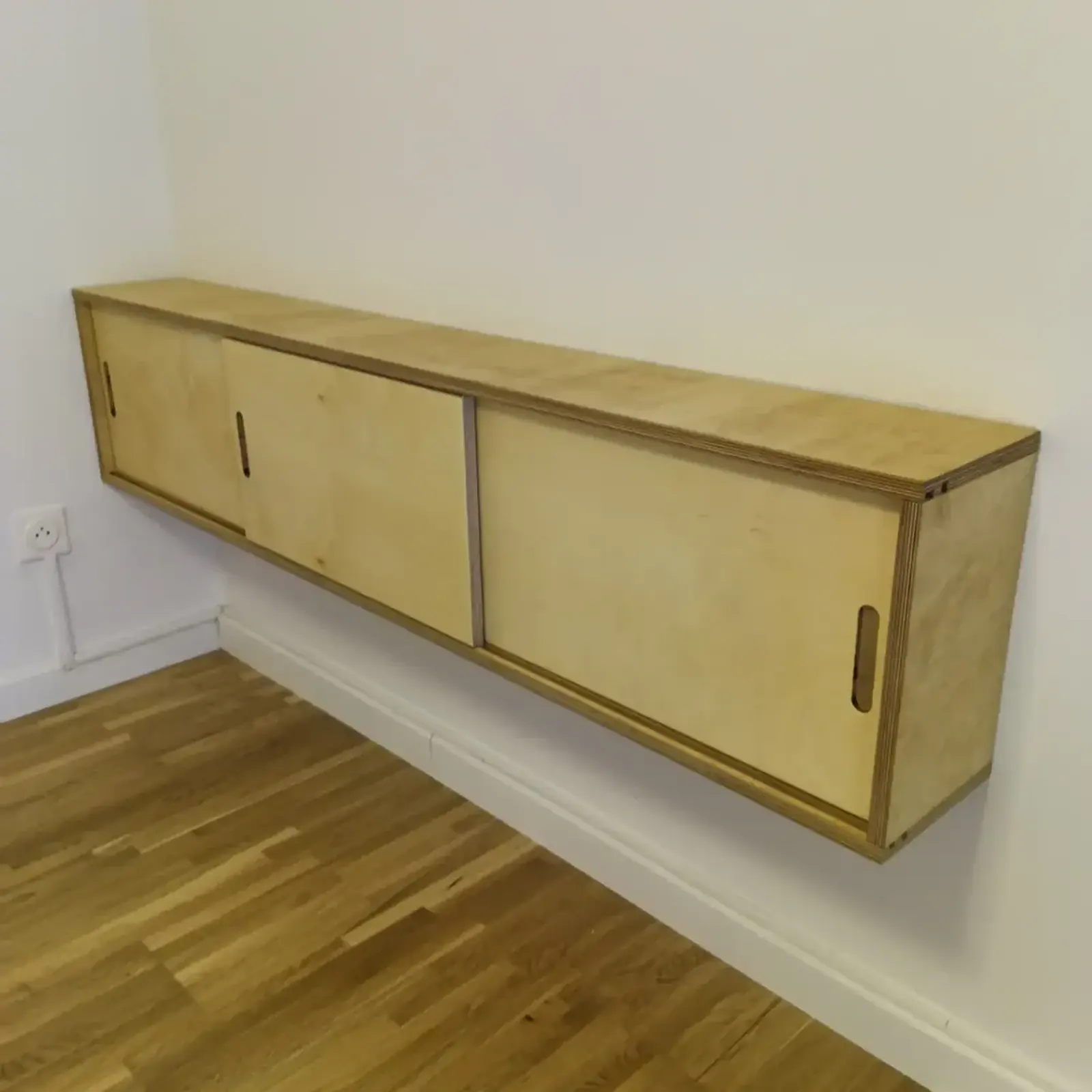 Meuble bas en bois aux lignes épurées